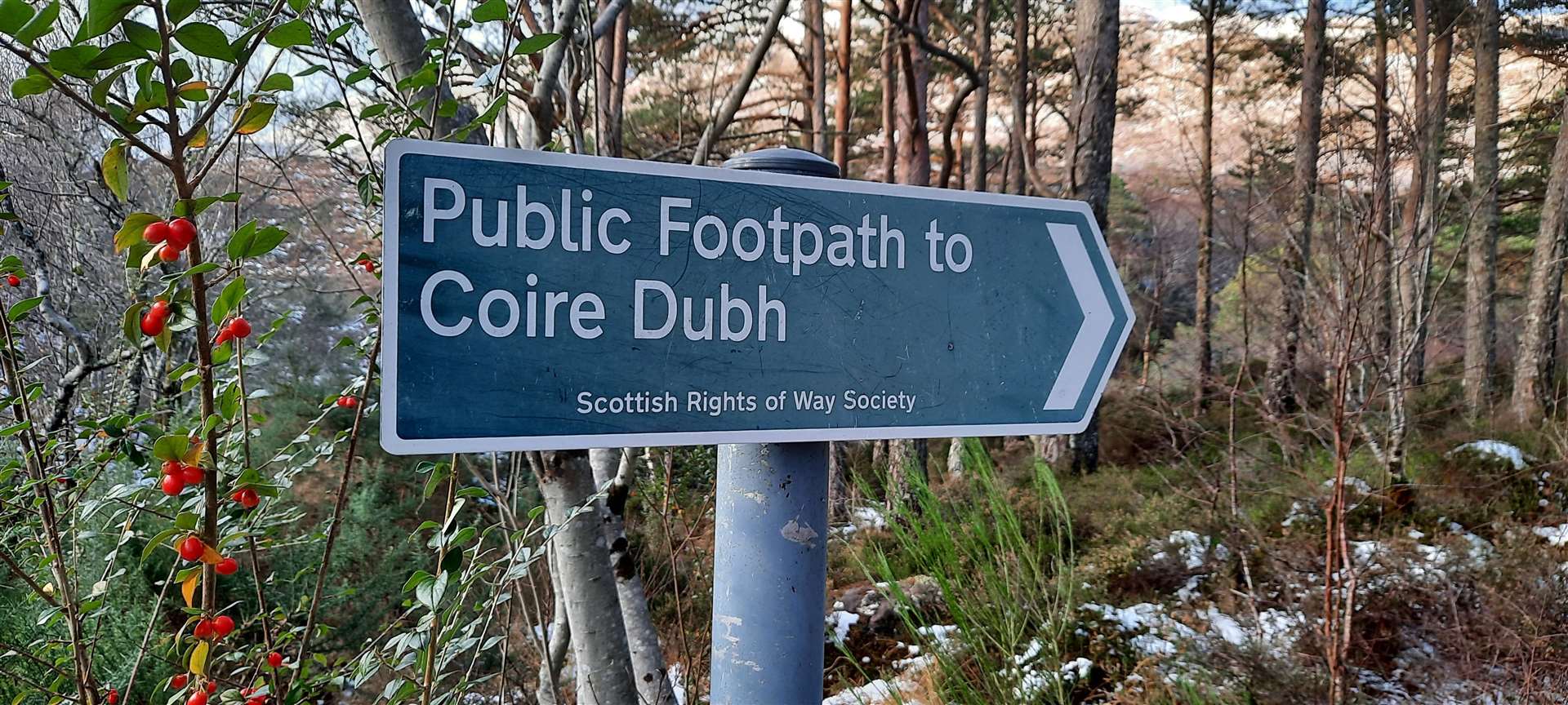 A rights of way sign points the route to Coire Dubh.
