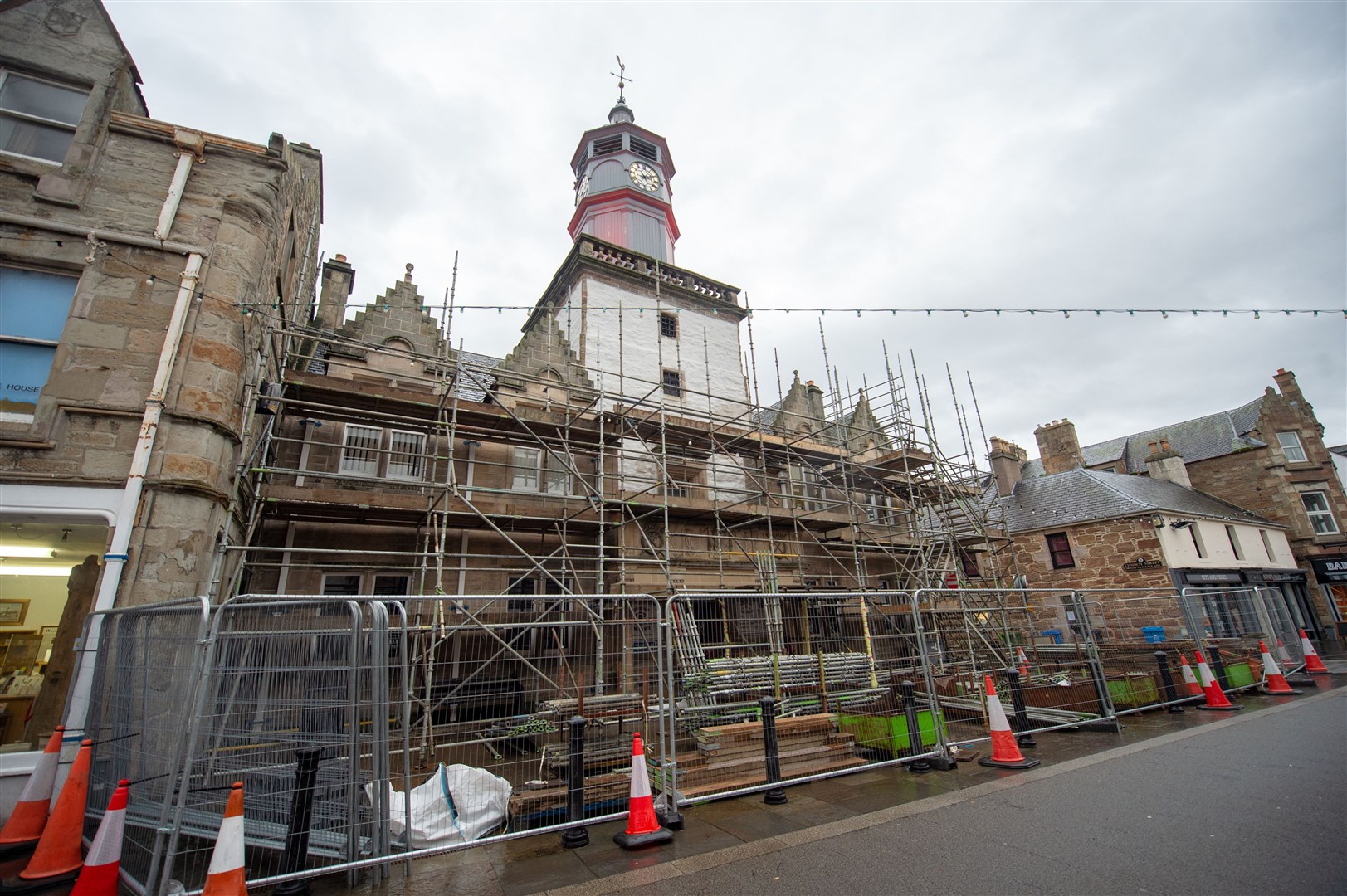 Scaffolding has gone up around Dingwall Town Hall as refurbishment work gets under way.