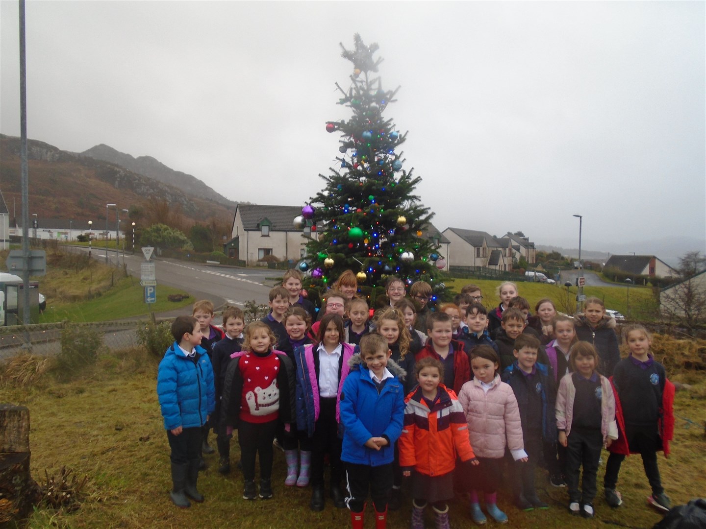 Gairloch pupils with their Christmas tree.