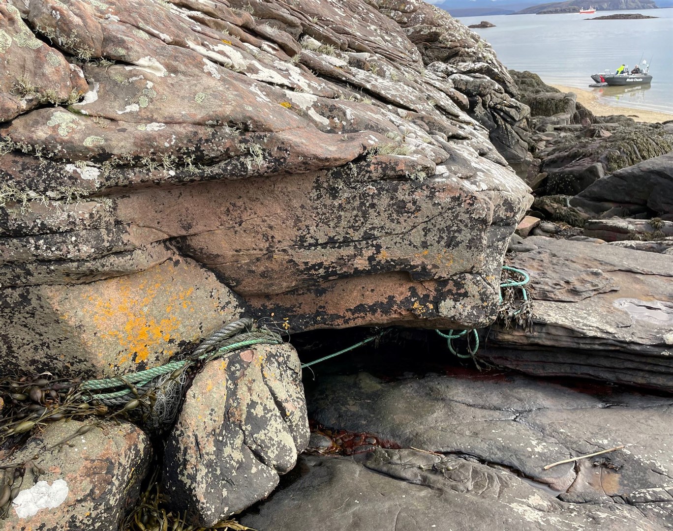 The ropes tangled around the rocks on Fada, before being removed by the Ullapool Sea Savers.