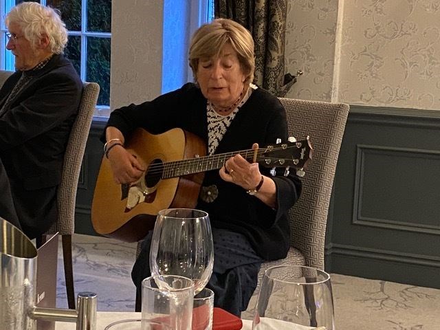 Marjory Packham revived the farewell night with her interpretation of popular Italian songs.
