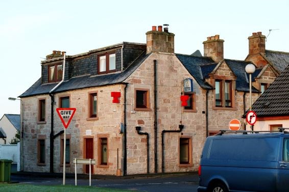 The go-ahead has been granted for the old Caledonian Bar in Invergordon to be converted into flats.