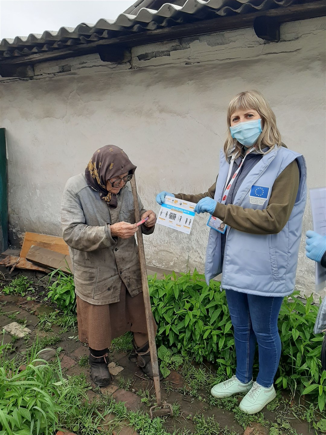 A HelpAge volunteer working in the east of Ukraine during the conflict which has been ongoing since 2014.
