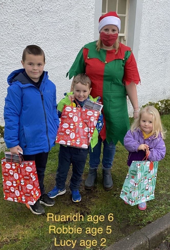 Suzanne Donaldson giving gift bags to Ruaridh (6), Robbie (5) and Lucy (2)