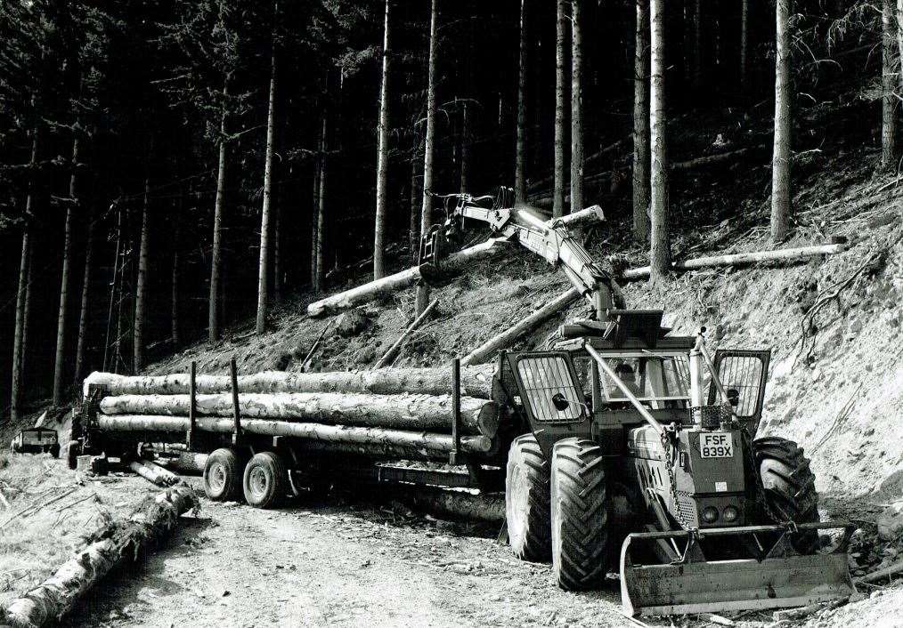 Jim Pratt loading 10m logs.