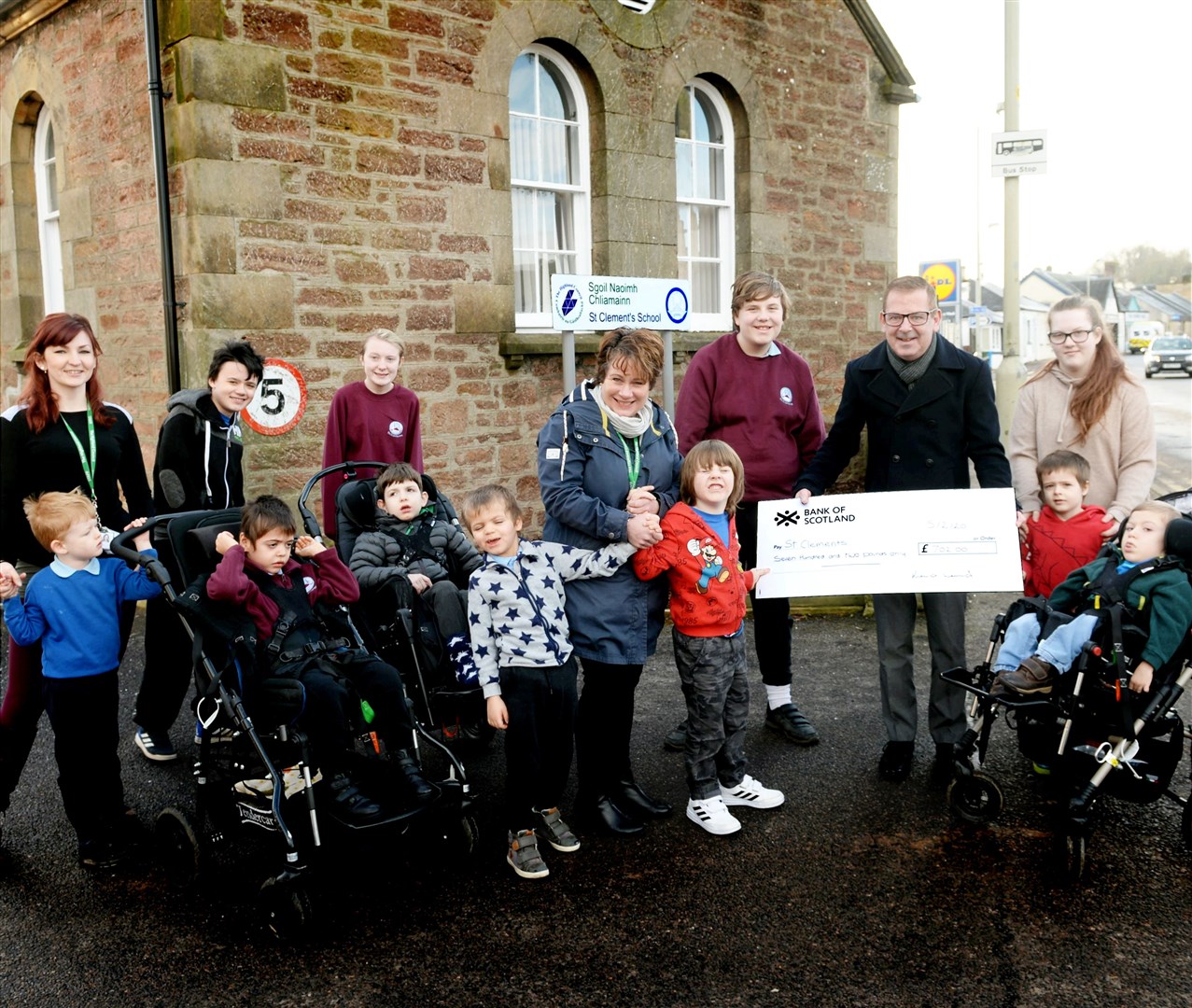 St Clement's receiving cheque from local business..Kevin Lamond handing over the cheque to staff and pupils of St Clement's Primary School, Dingwall..Picture: James MacKenzie..
