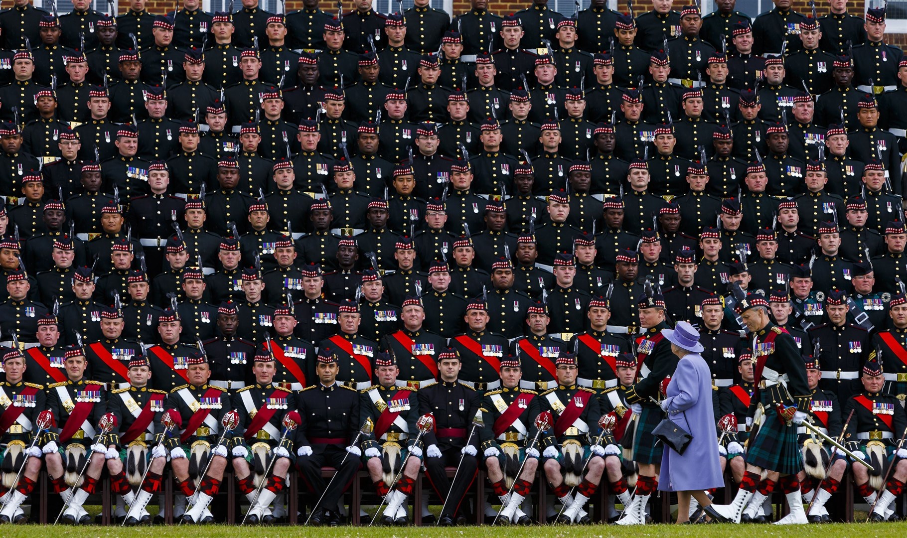 The Queen joins The Argyll & Sutherland Highlanders, 5th Battalion, Royal Regiment of Scotland for a group photograph (Chris Ison/PA)