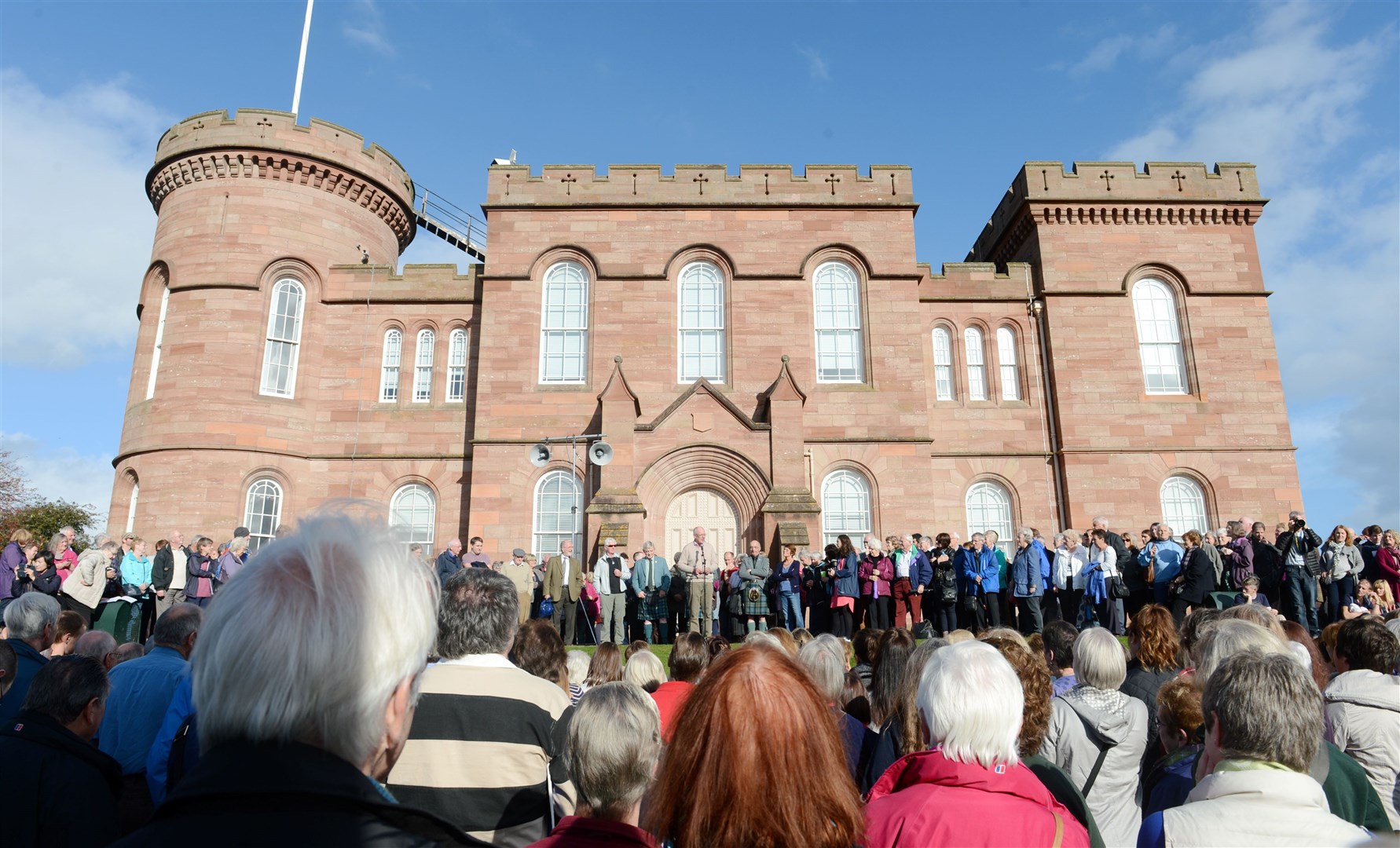 The massed choirs of the Royal National Mod 2014 outside Inverness Castle provided a wonderful finale to the renowned Gaelic music event.