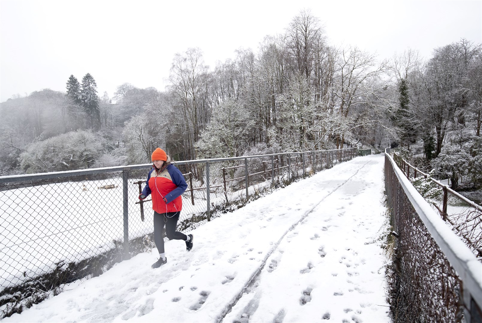 The snowfall was no deterrent to some hardy joggers in Midlothian (Jane Barlow/PA)