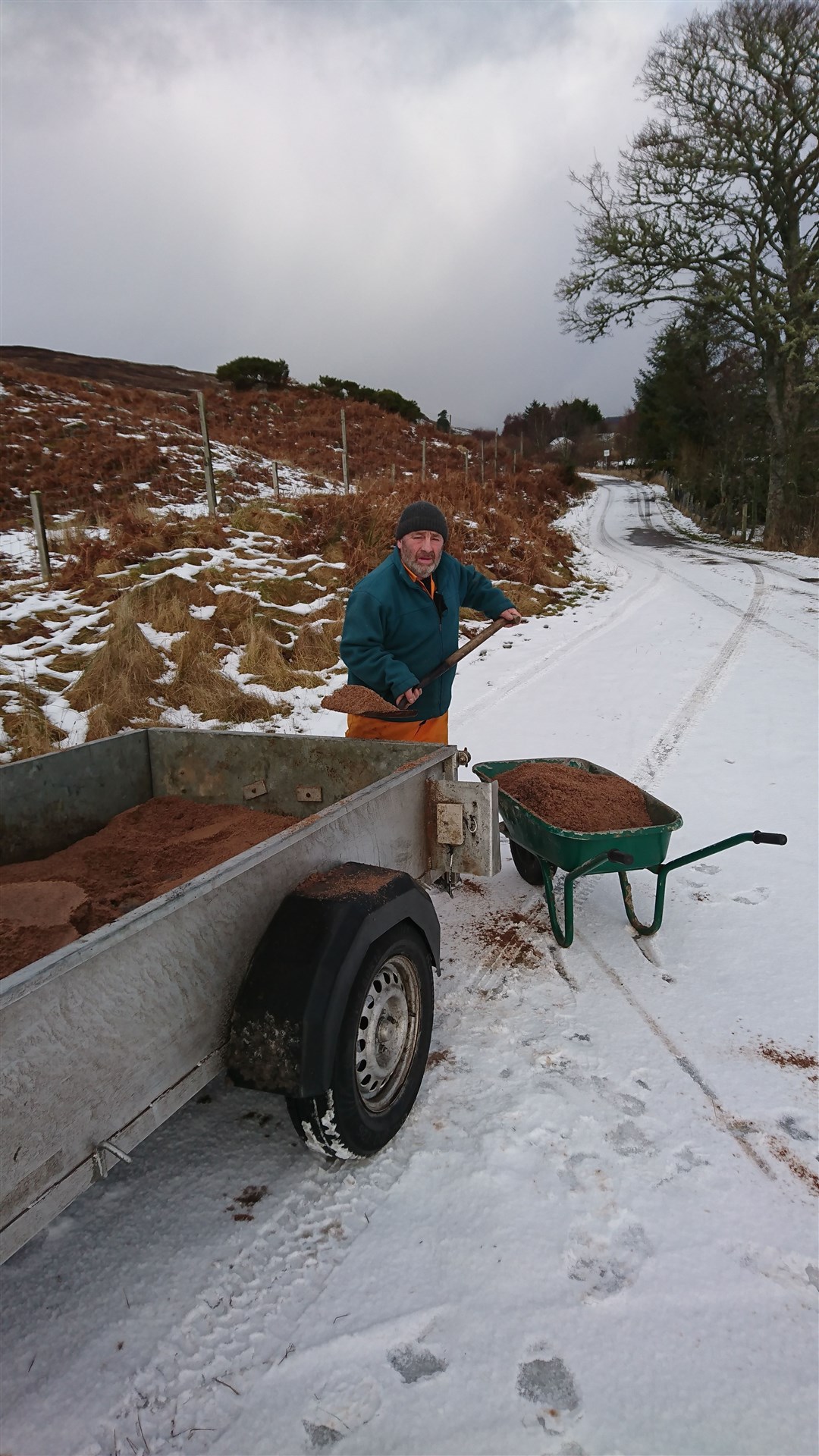 David Hodge spreading grit to help out householders in Strathhalladale.