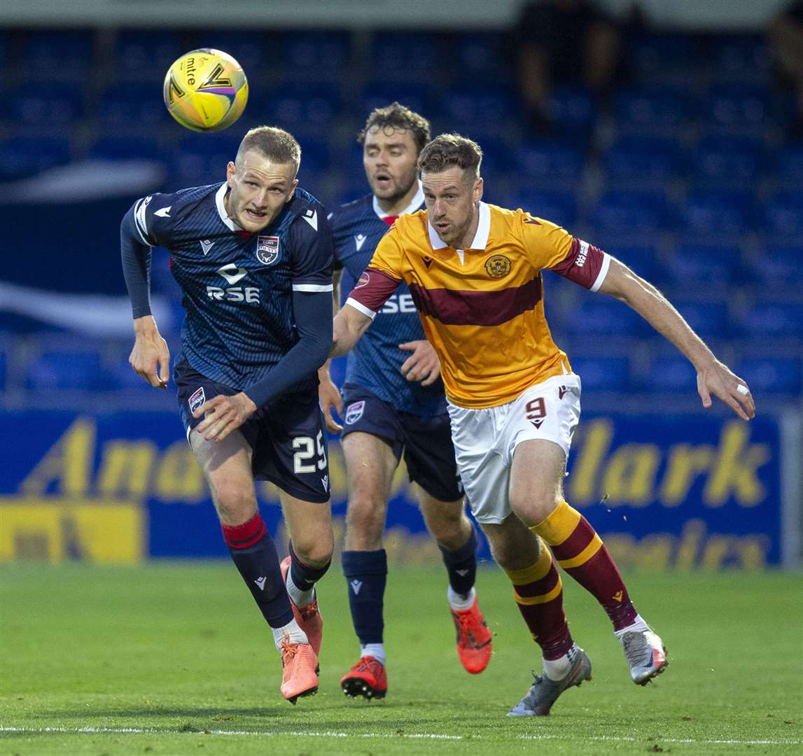 Picture - Ken Macpherson, Inverness. Ross County(1) v Motherwell(0). 03.08.20. Ross County's Coll Donaldson in a race for the ball with Motherwell's Jordan White, his former ICT colleague.