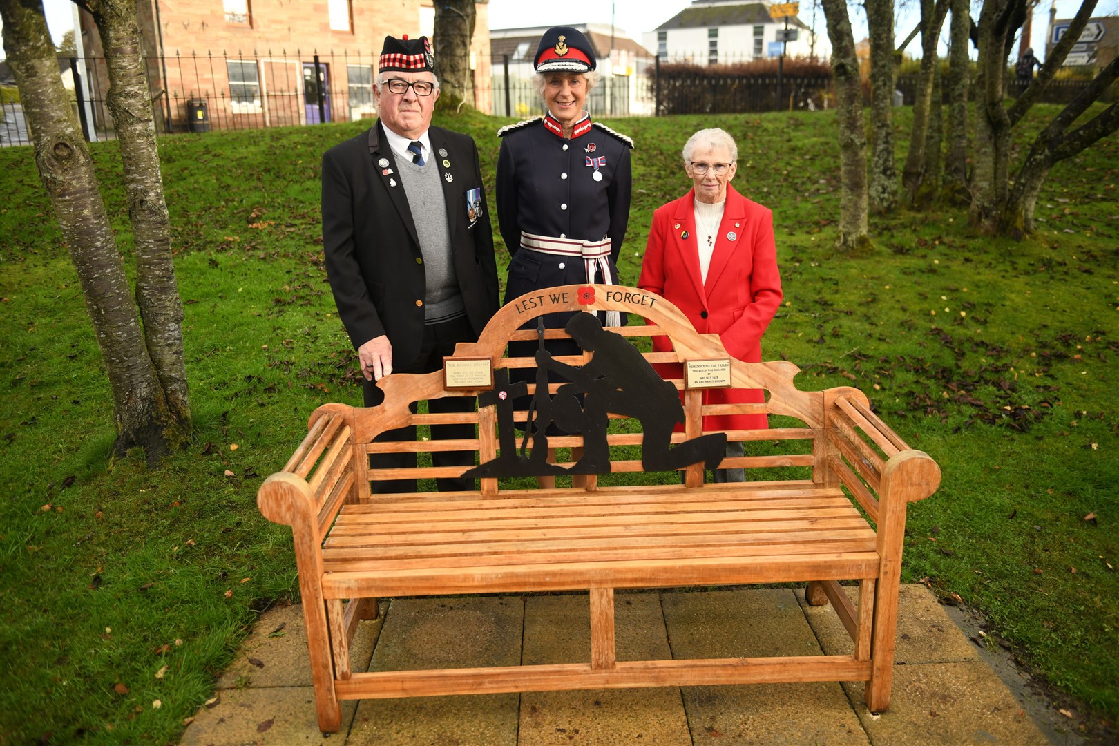 Ian Burnett, His Majesty's Lord Lieutenant of Ross and Cromarty, Mrs Joanie Whiteford and Nancy Burnett revealing the new memorial bench. Picture: James Mackenzie.