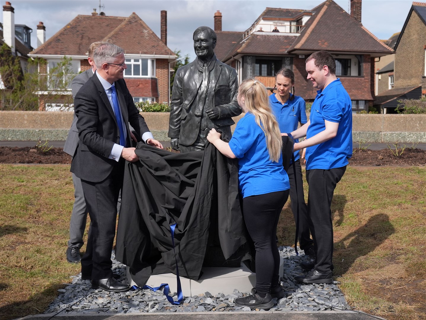 Andrew Rosindell, left, and members of the Music Man Project unveil the statue of Sir David Amess (Gareth Fuller/ PA)