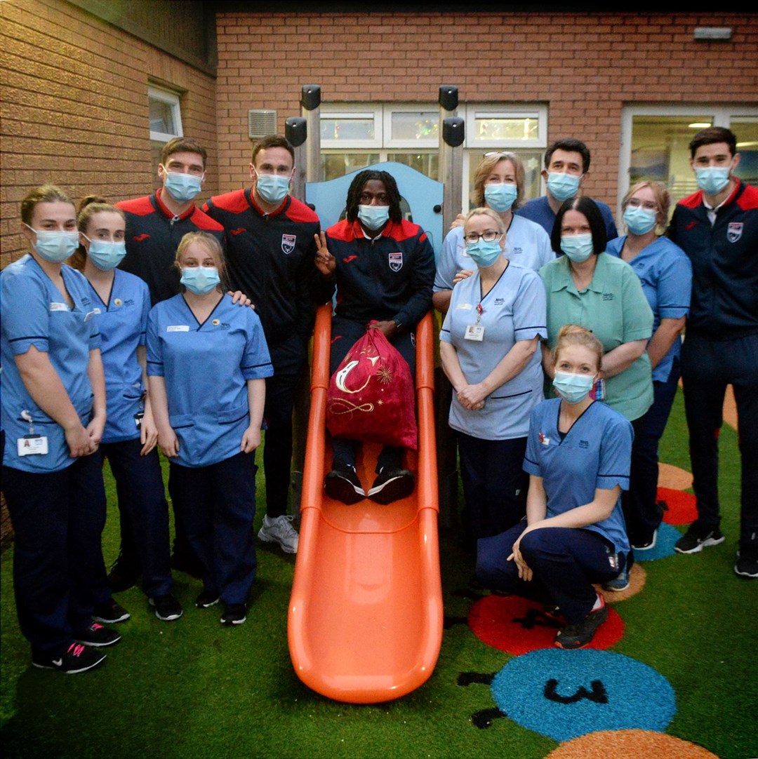 Ross County football players visit the The Highland Children's Unit at Raigmore Hospital: Ross Callachan, Keith Watson, Joseph Hungbo and Jack Baldwin with staff from The Highland Children's Unit. Picture: James Mackenzie.