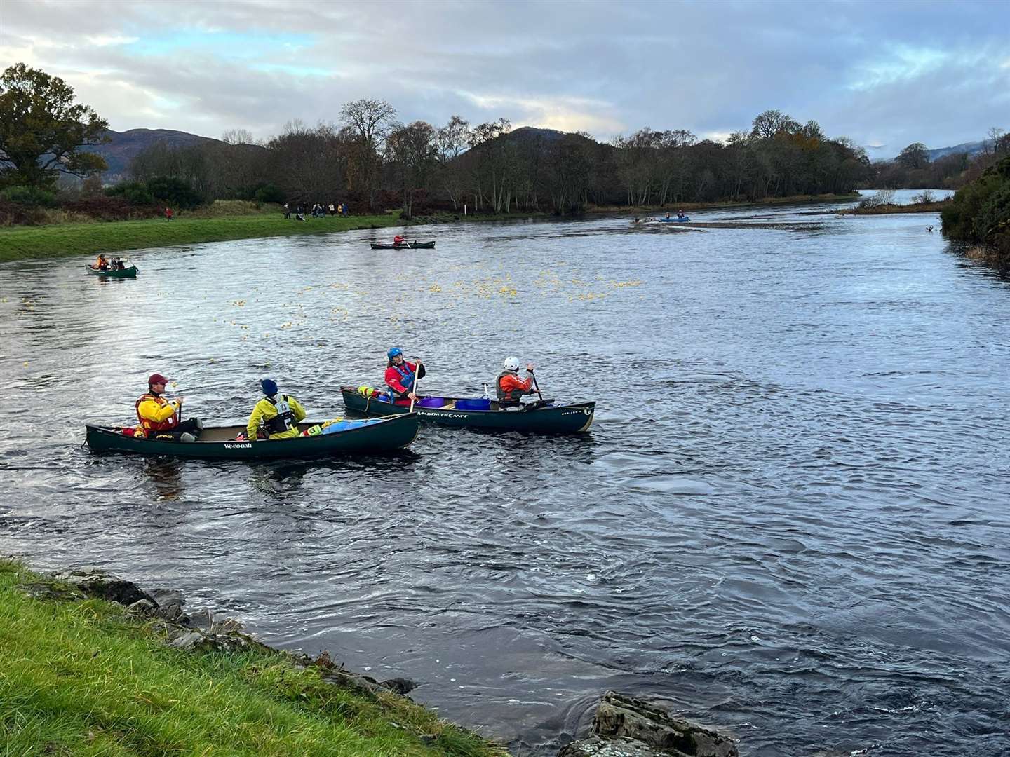 Paddlers prepared to retrieve the ducks – all 1000 of them!