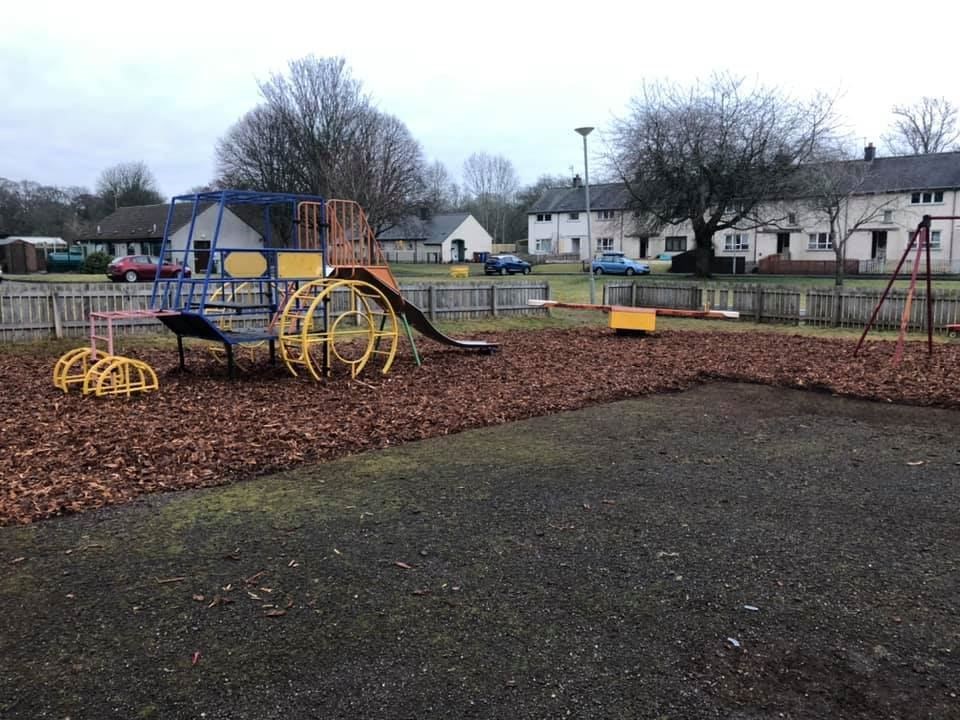 A community effort in Beauly has ensured there is sufficient bark at the play area in Aird Road.
