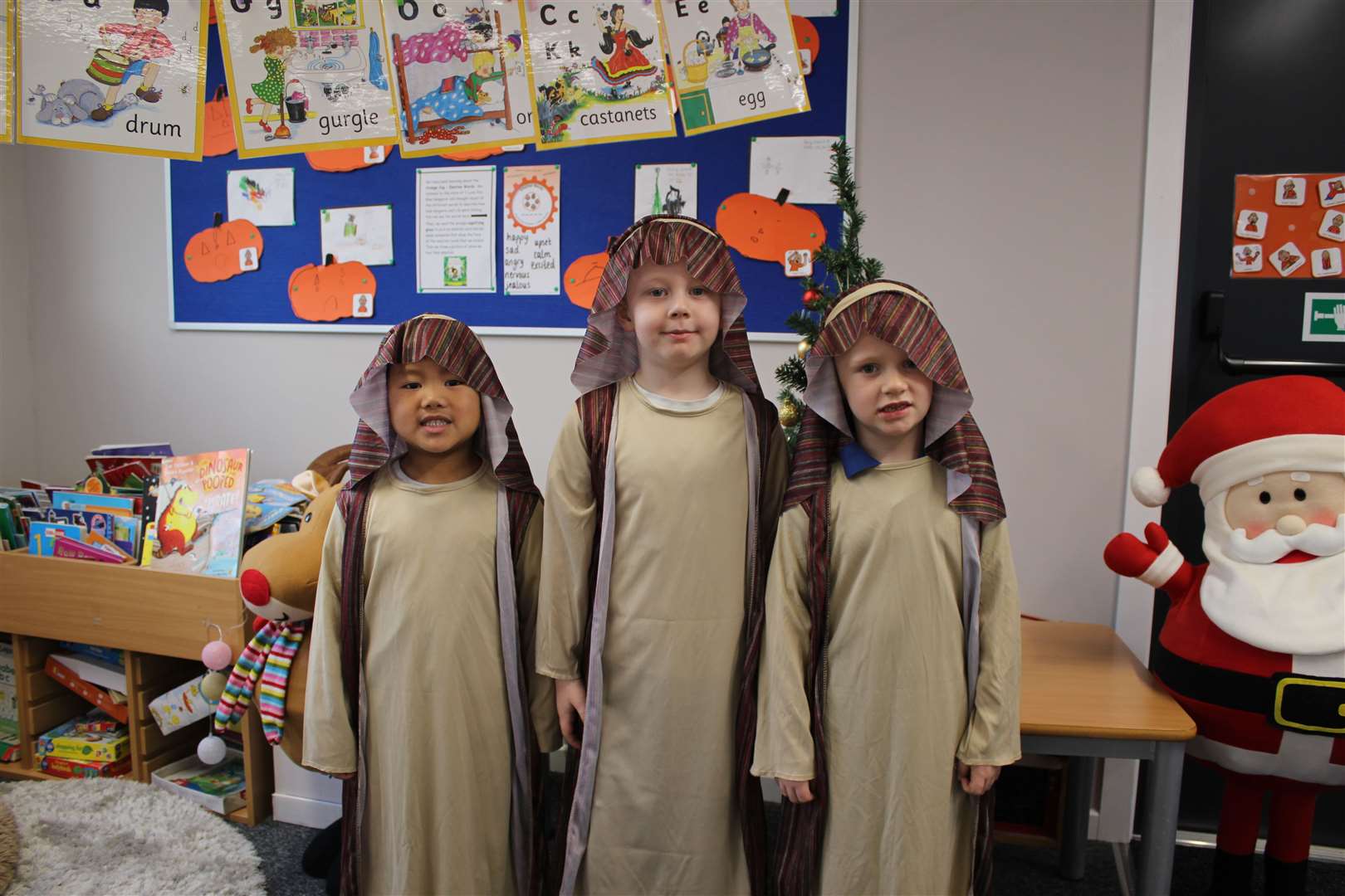 Primary 1 and 2 at Park Primary performed the Nativity of ‘Whoops-a-Daisy Angel’ last Wednesday which was recorded and shared with parents.