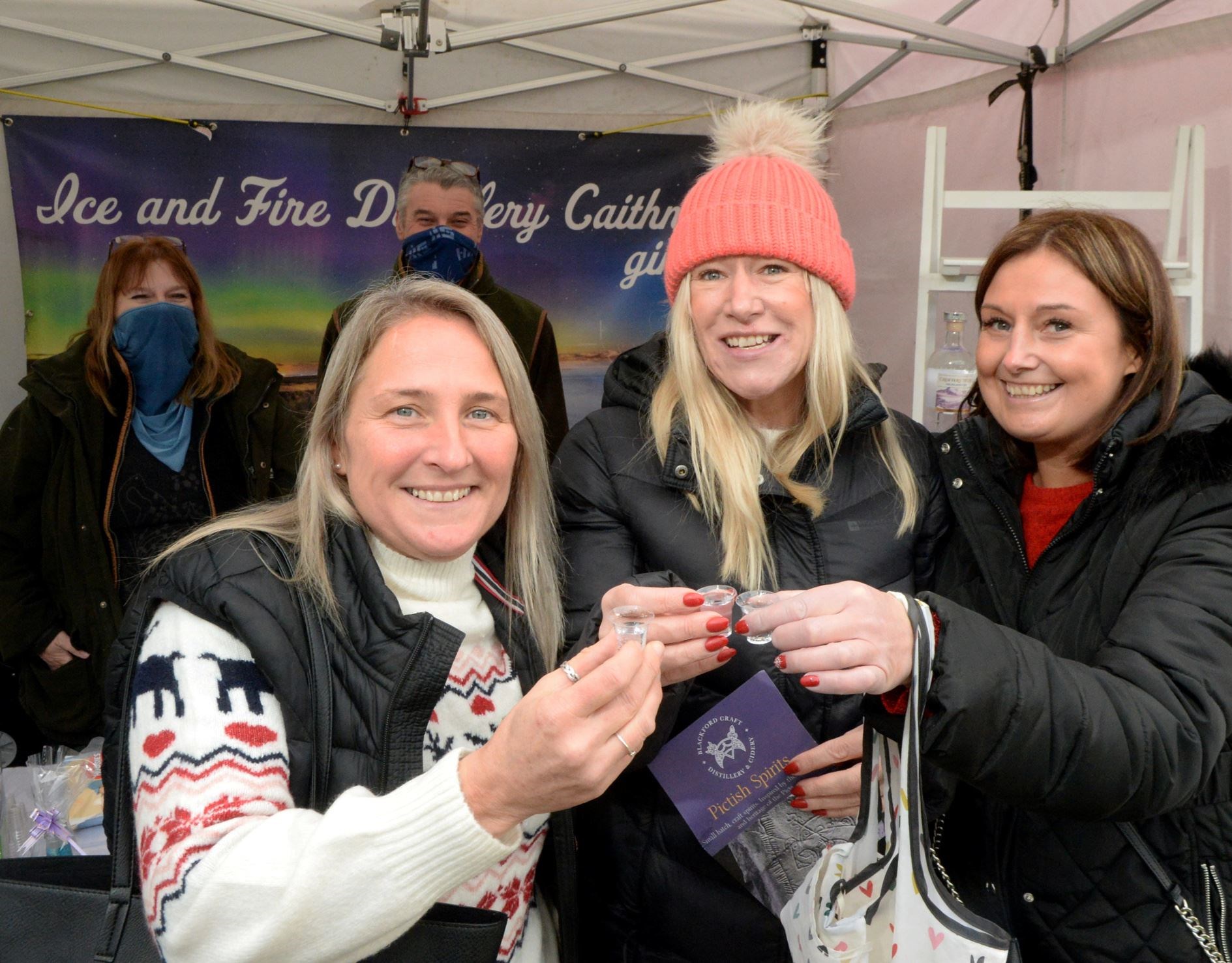 Wildwoodz Christmas Market 3 December 2021: Jacquie Black and Stephen Wright of Ice and Fire Distillery give samples to Michelle Peden, Julie Fraser and Fiona Shovelin. Picture: James Mackenzie.