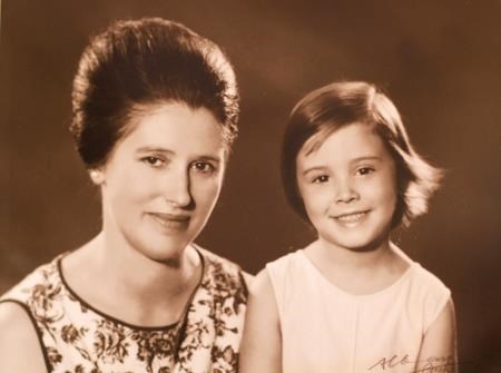 Arabella as a child with her mother Alison.