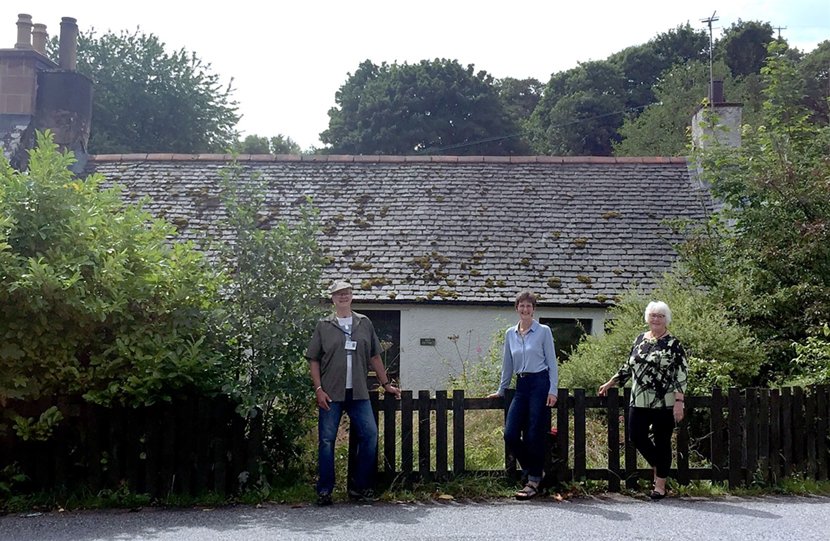 L-R. Stephen Murby Wright, museum administrator Carola Martin-Smith and Evelyn Topp at Mill Cottage.