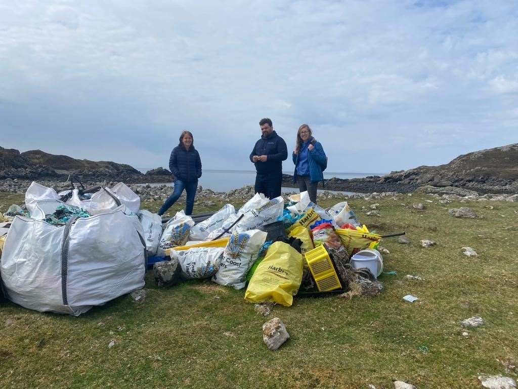MSP Maree Todd visited Plastic@Bay at Scouriemore to discuss the plight of marine litter on north-west beaches.