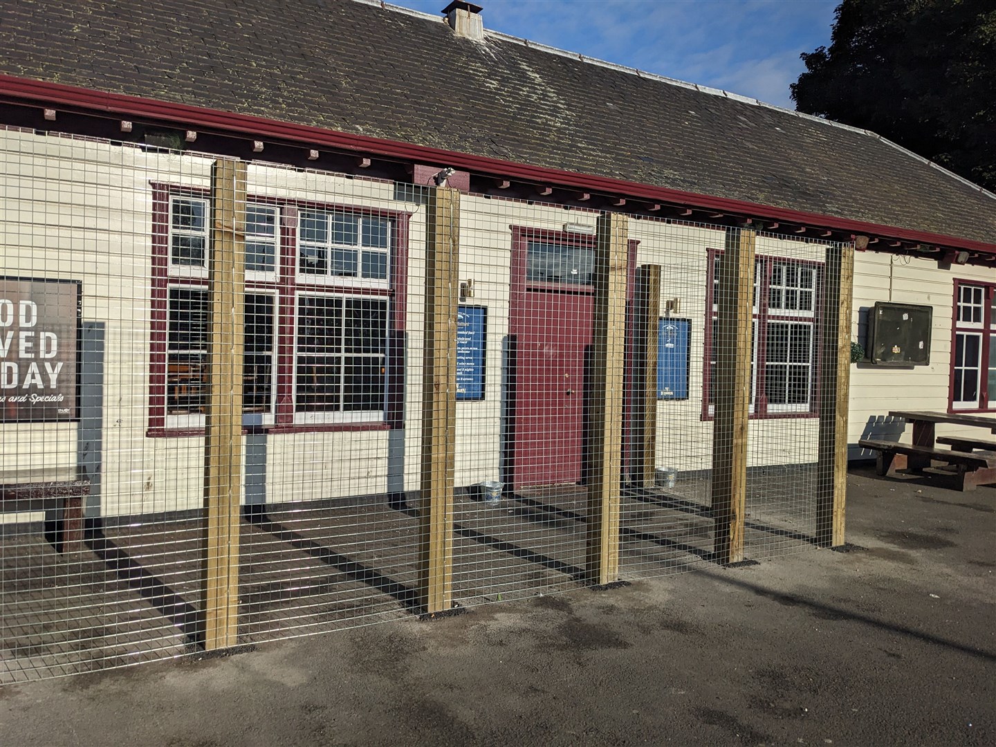 A fence has been erected around the rear entrance to the Mallard Pub in Dingwall.