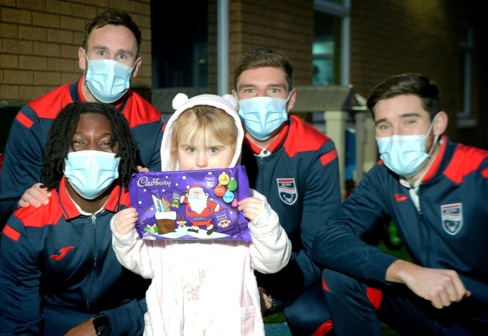 Ross County football players visit the The Highland Children's Unit at Raigmore Hospital: Ali gets a photo with Keith Watson, Joseph Hungbo, Ross Callachan and Jack Baldwin from Ross County FC.. Picture: James Mackenzie.