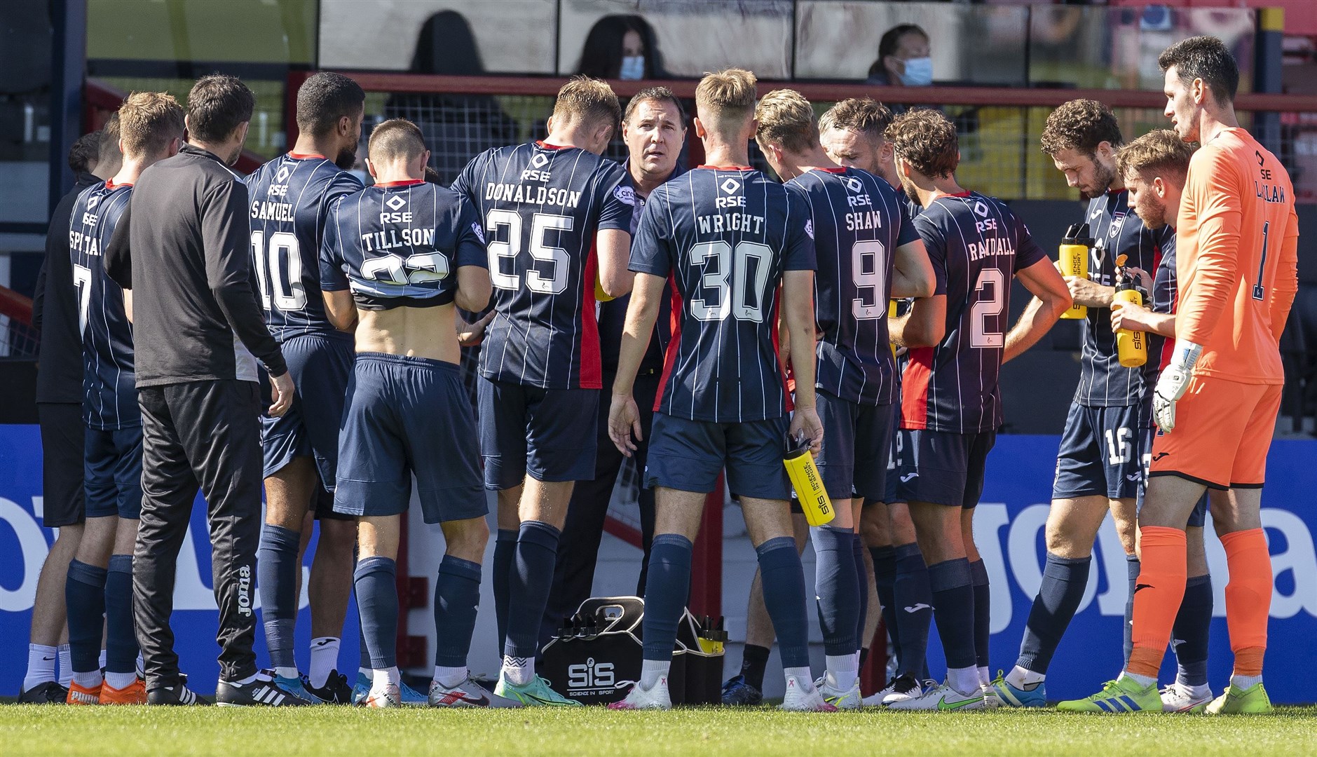 Picture - Ken Macpherson, Inverness. Scottish Premier Sports Cup. Ross County(4) v Montrose(1). 24.07.21. Ross County manager Malky Mackay speaks to his players during a drinks interval.