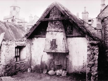 An old lum in Dingwall, pictured prior to 1905, possibly George Street, though the picture may have been reversed. Picture courtesy of Dingwall Museum Trust