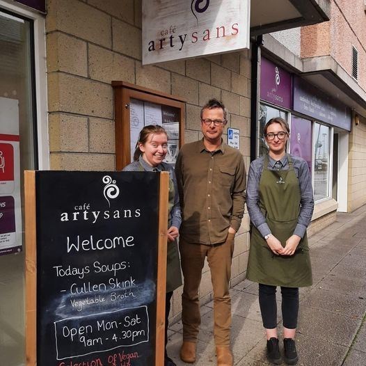 Hugh Fearnley-Whittingstall avec Erin et Rhona, membres de l'équipe Cafe Artysans.