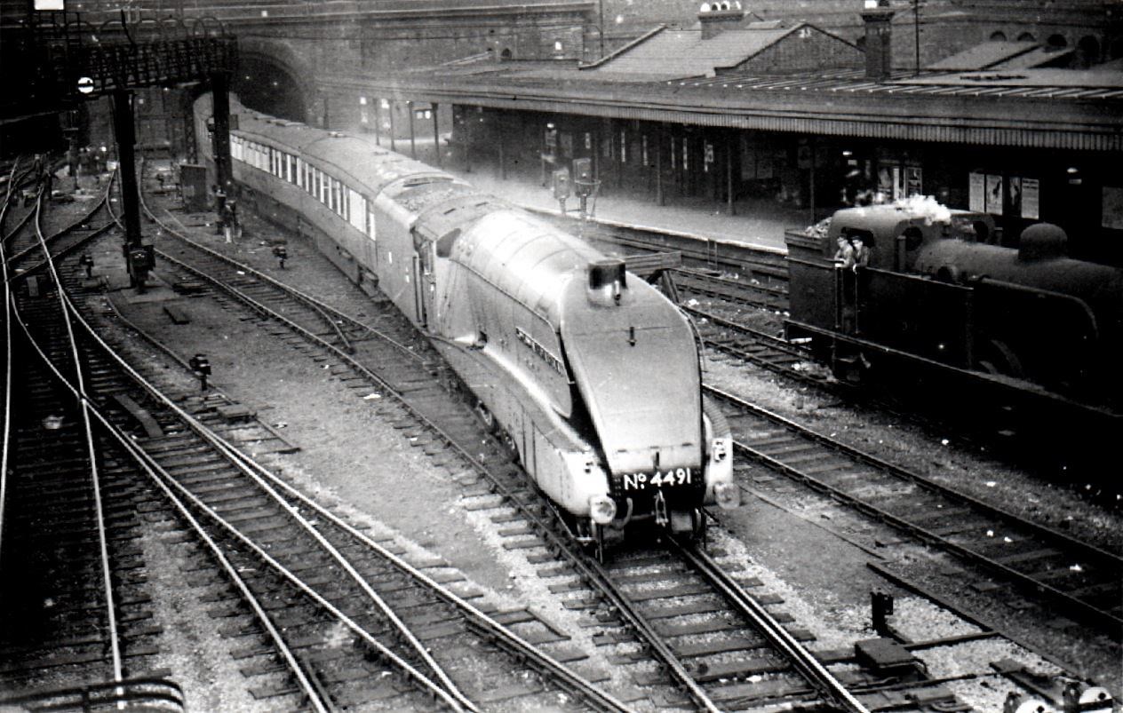 Gresley Class A4 No. 4491 "Commonwealth of Australia" entering Kings Cross Station from Gasworks Tunnel with The Coronation express, circa 1937. Photo: The Gresley Society Trust.