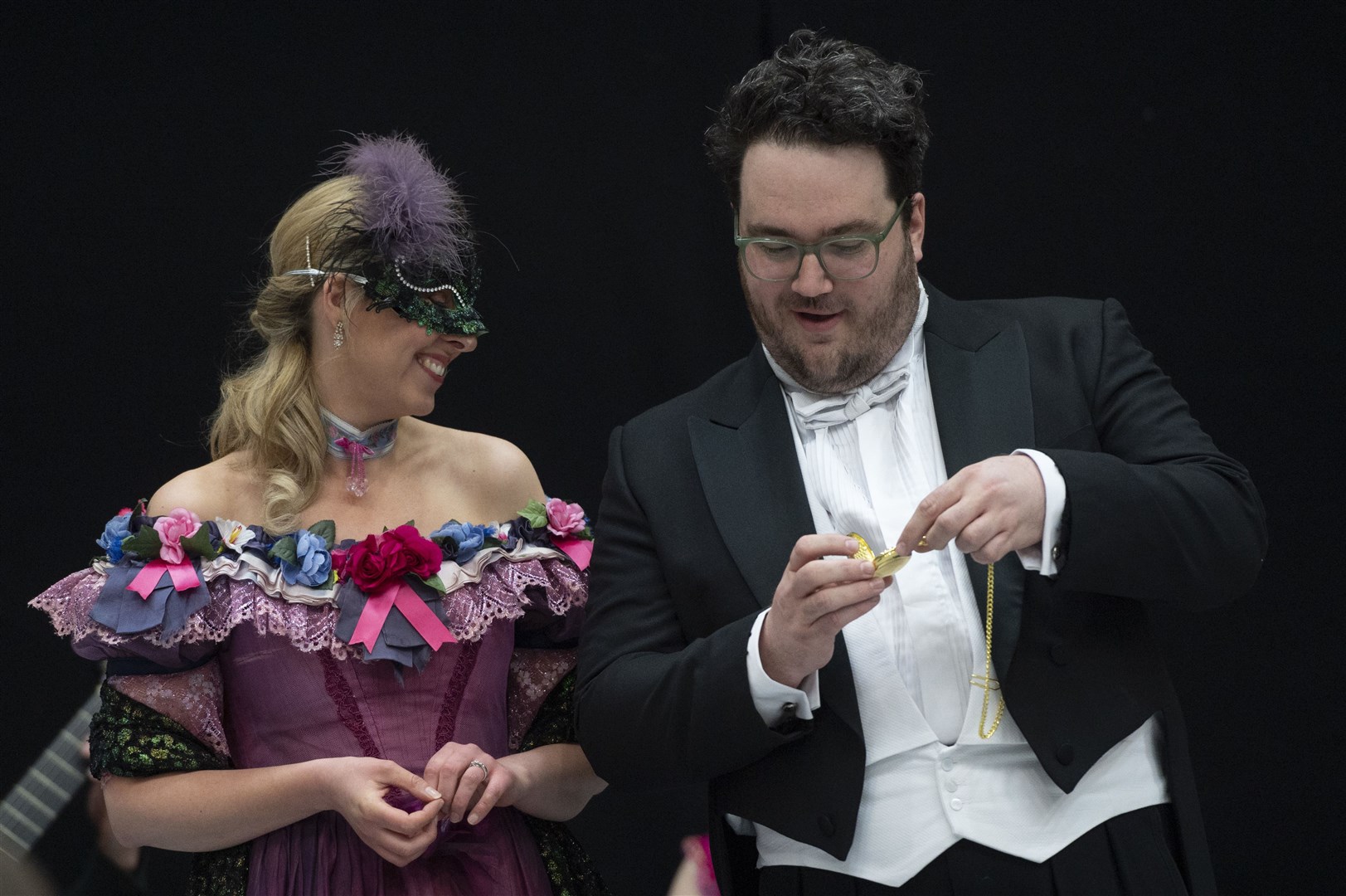 Jessica Leary and Andrew McTaggart in Scottish Opera's 2023 Pop-up Opera performance of Die Fledermaus. Photo: Kirsty Anderson