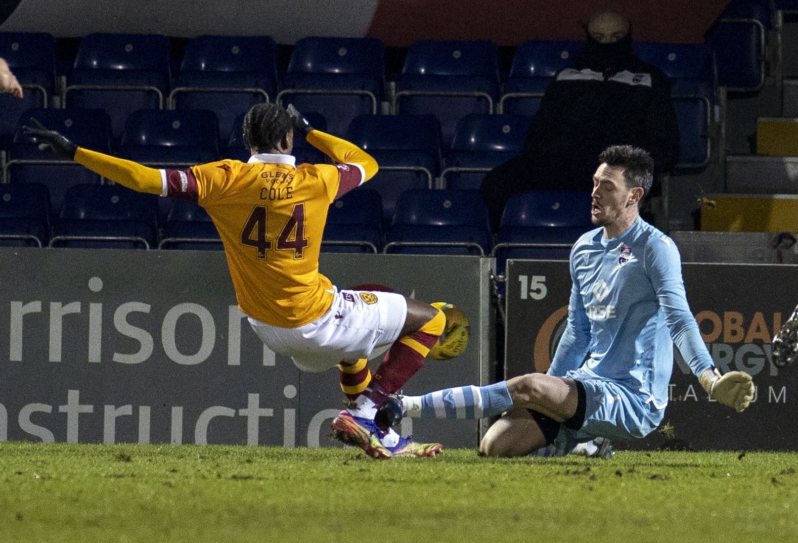 Picture - Ken Macpherson, Inverness. Ross County(1) v Motherwell(2). 27.01.21. Ross County 'keeper Ross Laidlaw blocks this shot from Motherwell's Devante Cole.