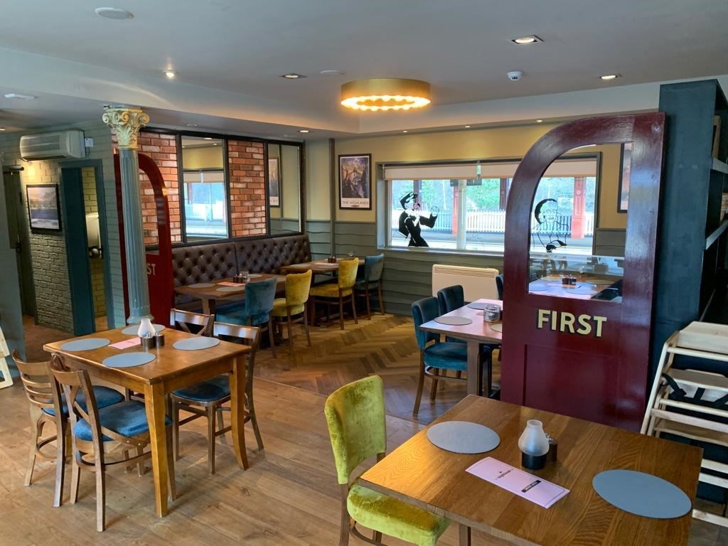 The interior of the rerstaurant and bar was refurbished to reflect the close connection with the Highland main rail line.