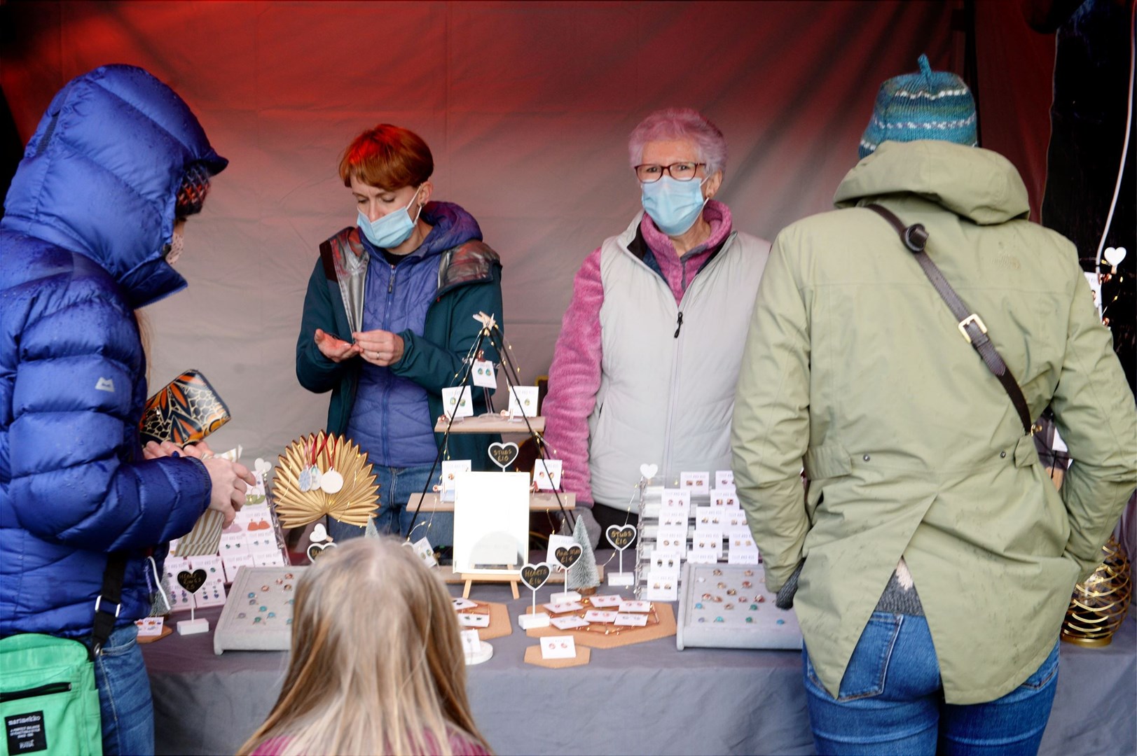 Wildwoodz Christmas Market November 2020..Jennie Devlin and Una Smale, Tilly and Roo from Foyers..Picture: James Mackenzie..