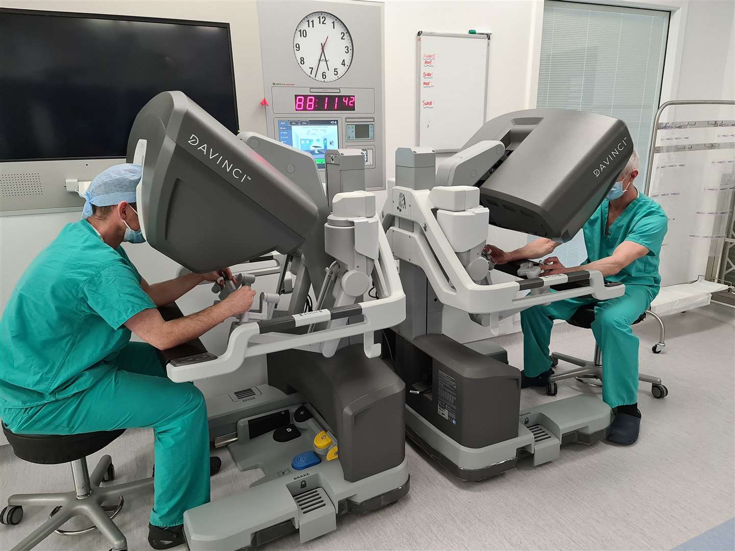 Operating the DaVinci Xi robotic surgery