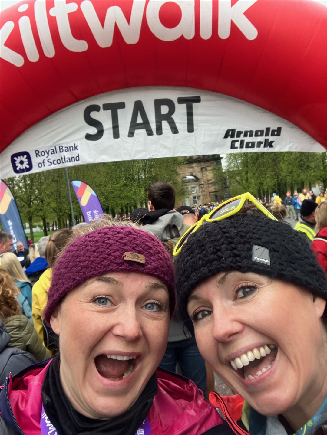 Mandy (right) and her sister Debbie on the starting line of the Glasgow Kiltwalk.