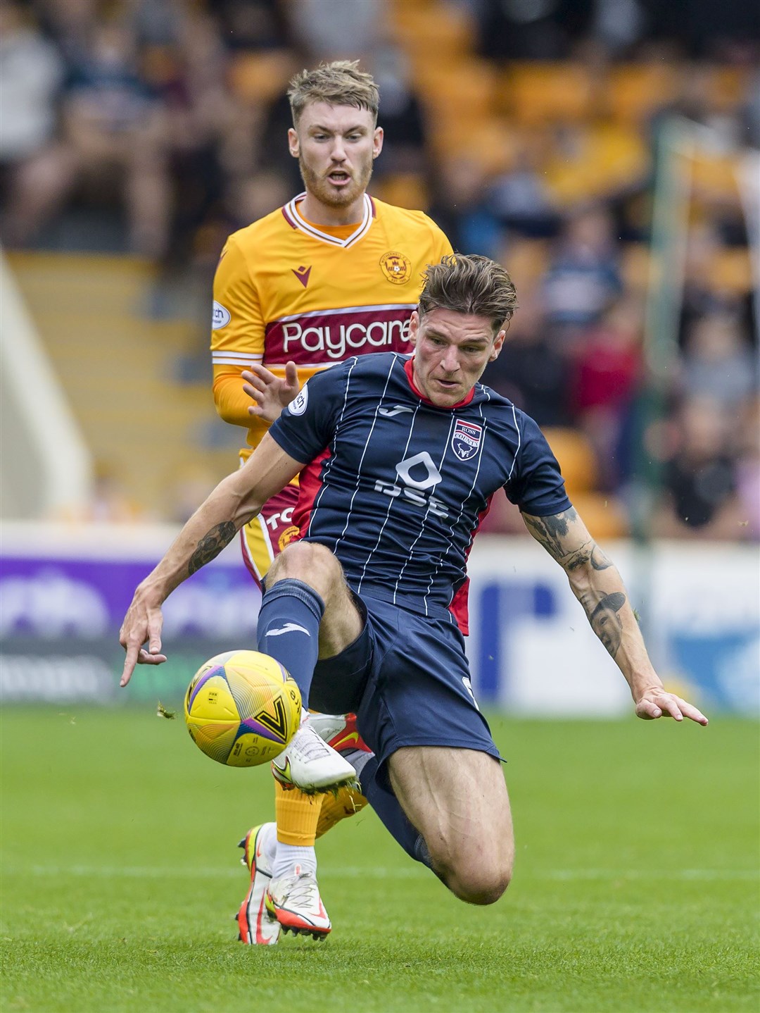 Picture - Kenny Ramsay. 25.09.2021 Motherwell v Ross County. Ross County's Ross Callachan holds off Motherwell's Callum Slattery.