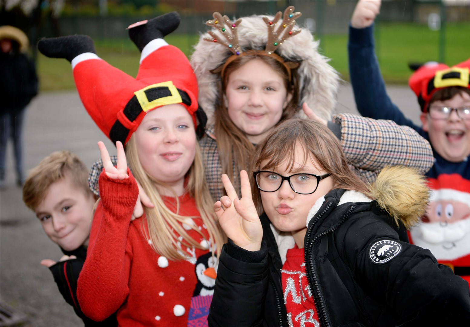 South Lodge Primary Christmas jumper day..These pupils posed for the camera..Picture: James MacKenzie..