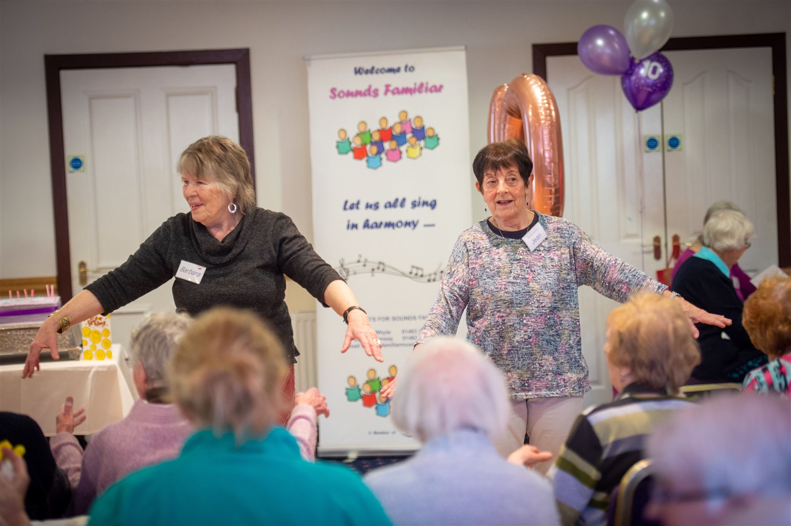 The volunteers encourage people to join in the singing. Picture: Callum Mackay.